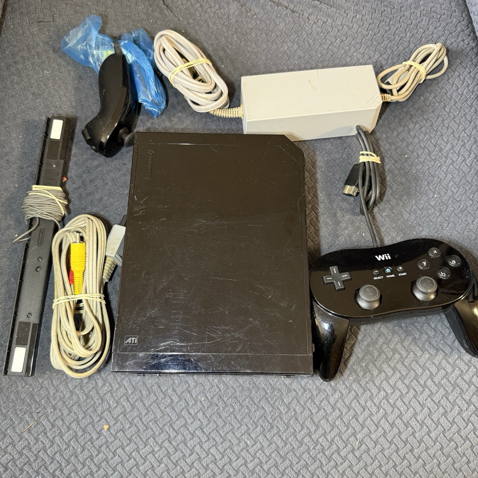 Nintendo Wii Black Console Bundle Manuals Nunchuck Cords Sensor Works RVL-101