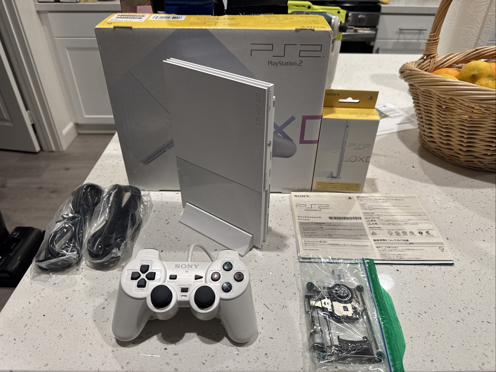 Sony PlayStation 2 PS2 Slim Ceramic White SCPH-90000 CW Box W/ Vertical Stand