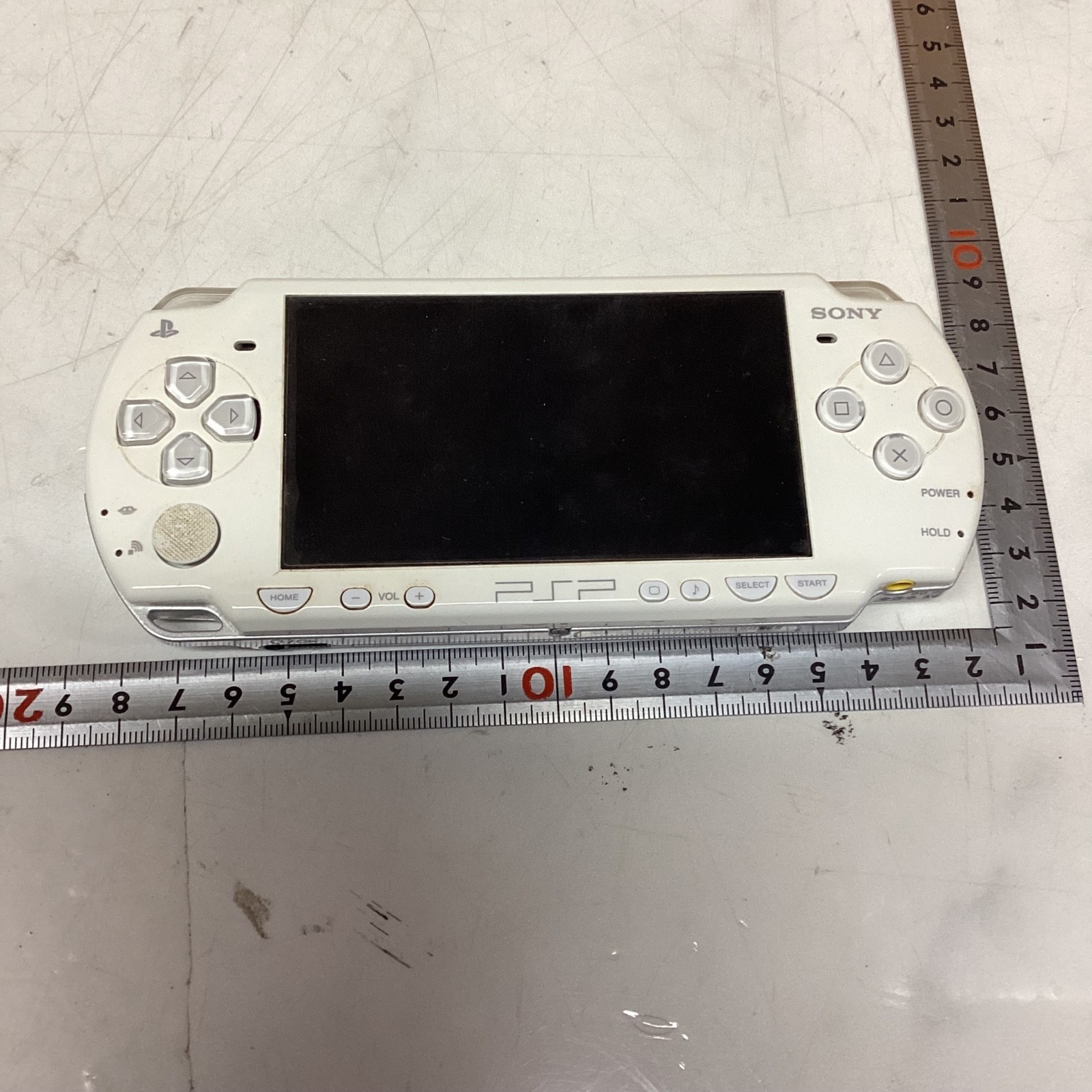 Sony PSP-2000 Ceramic White Console Boxed Junk With Game AC Adapter
