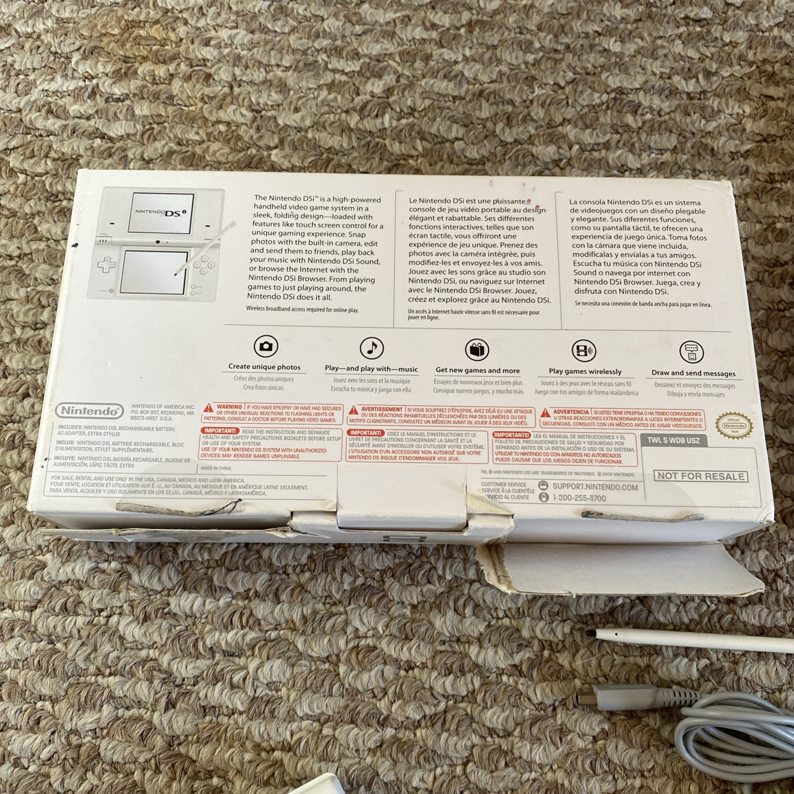 Nintendo DSi White Console in Original Box USA Version Charger Stylus Manual
