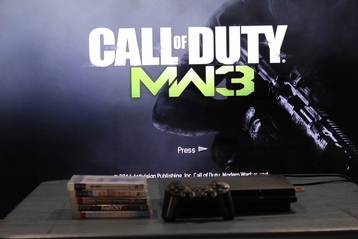Sony PlayStation 3 PS3 Slim 160GB Console CECH-2501A Bundle w/ 5 Games