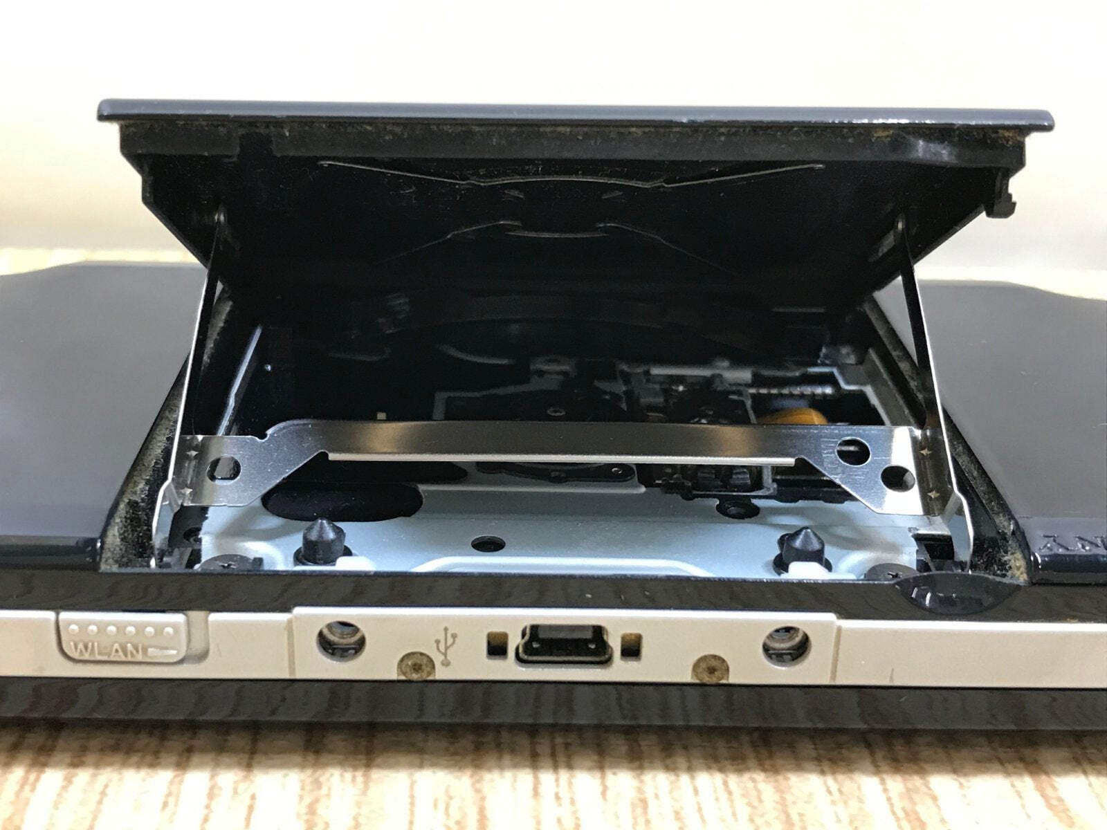 PSP-2000 PIANO BLACK Console Japan – With Defects GE1623