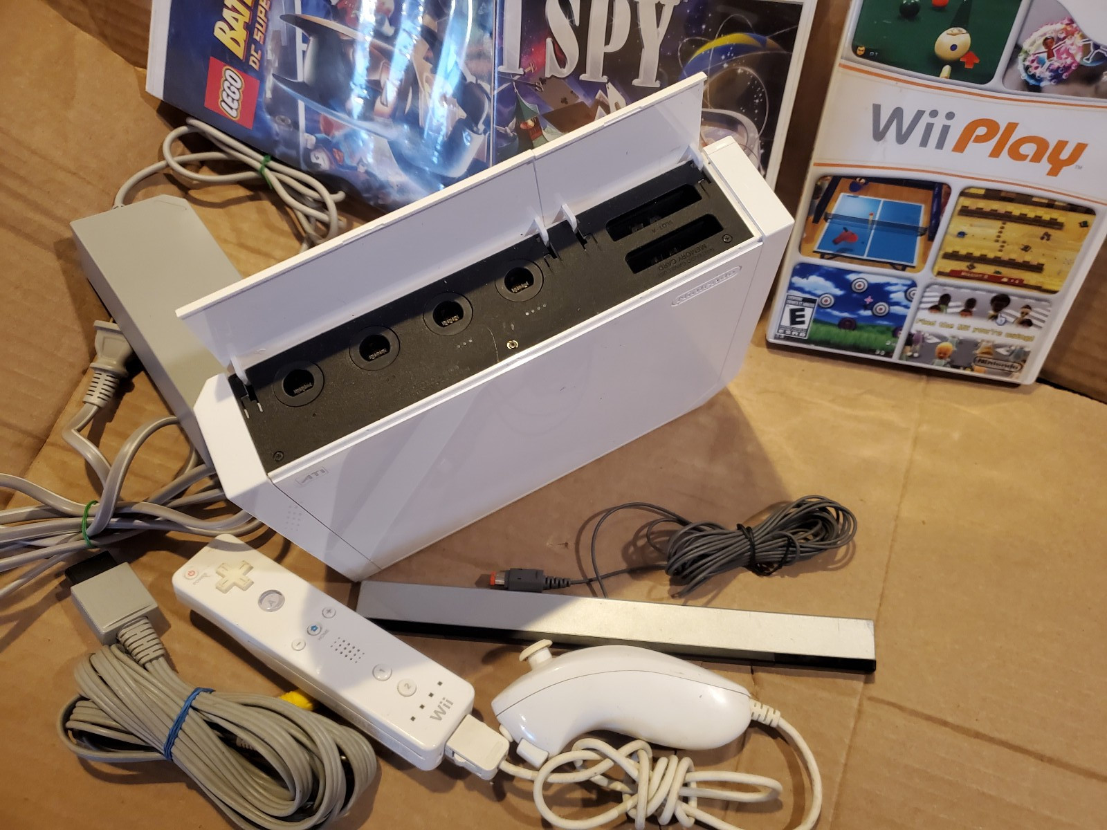 Nintendo Wii Console in White, Gamecube Compatible + games