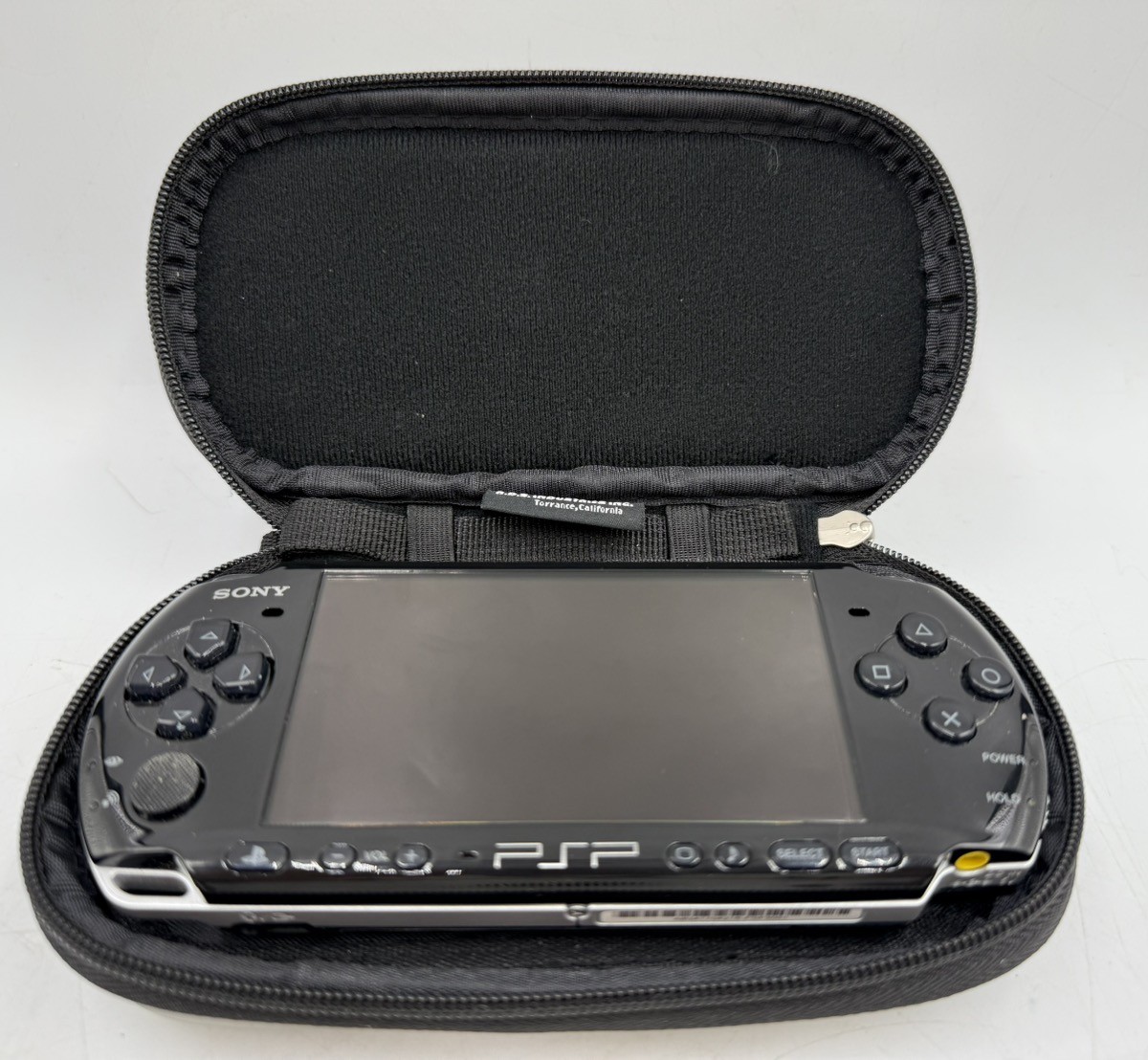 SONY PSP 3001 – HANDHELD WITH HARD CASE, CHARGER AND 3 GAMES. NO BATTERY! Tested