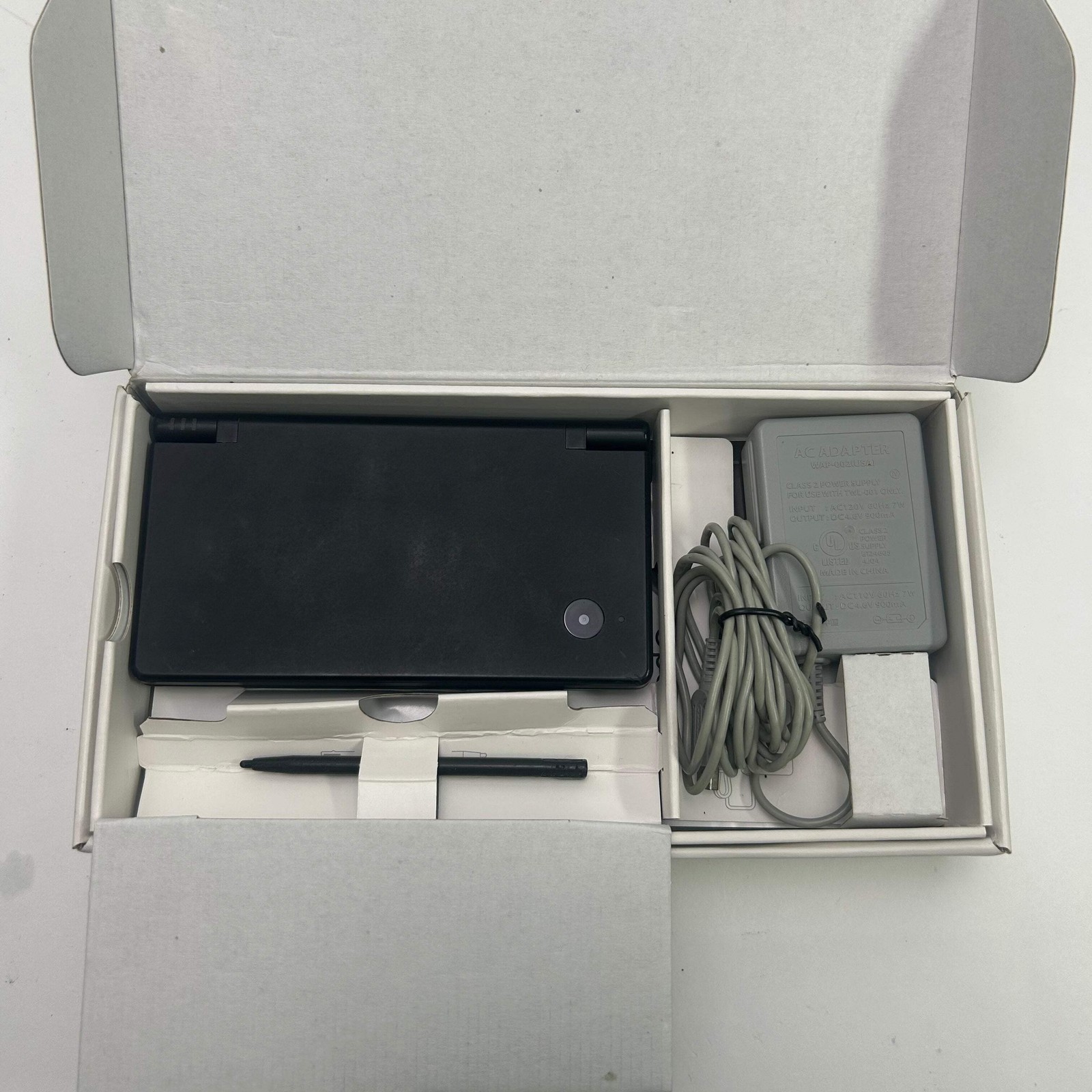 Nintendo DSi TW706451557 + Original Box + Charger + Stylus