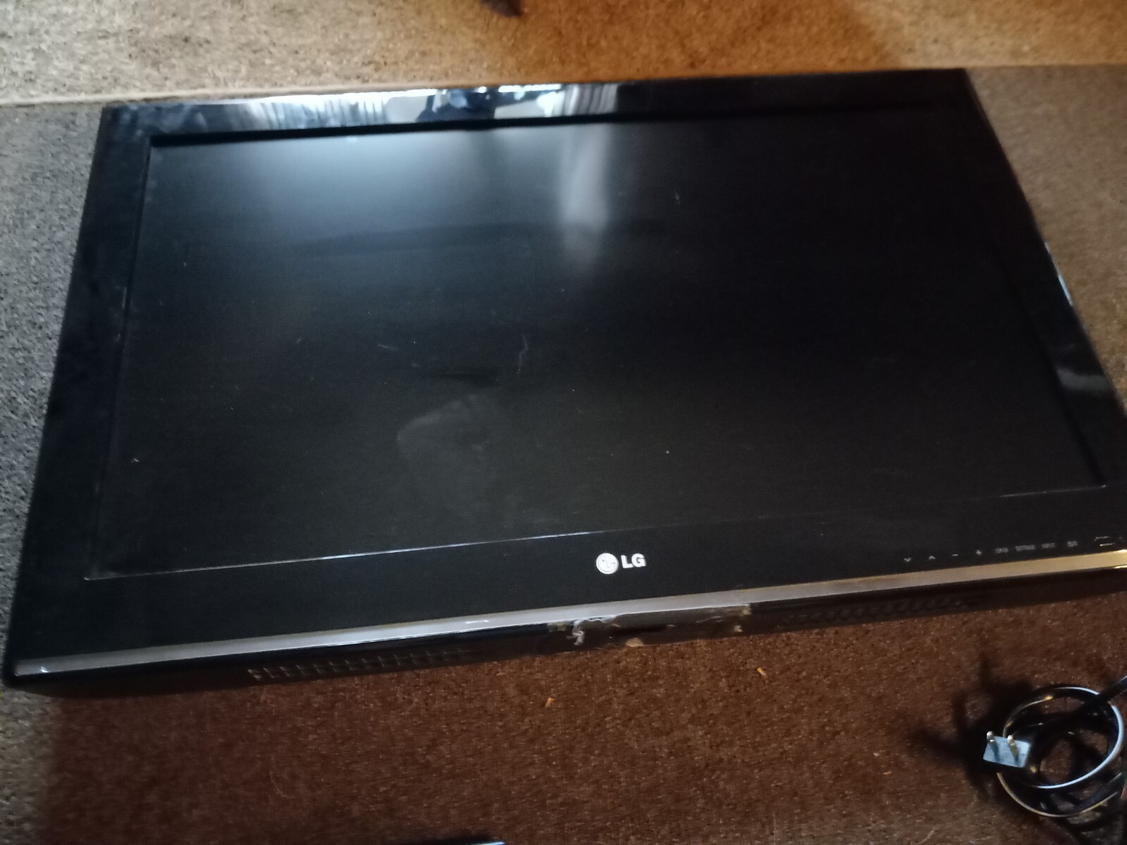 32 IN TV WITH XBOX 360 ALL CORDS AND CONTROLLERS + HDMI CORD