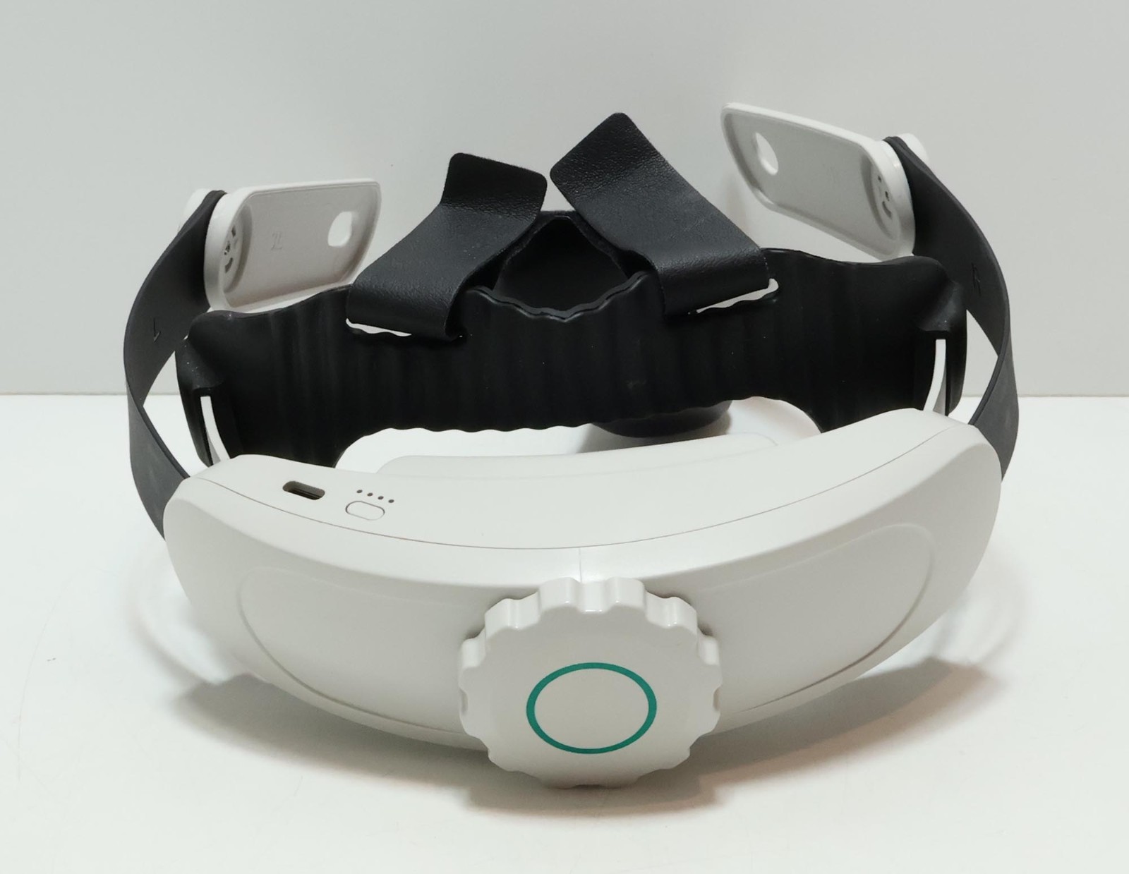 Meta Quest 3s Mixed Reality VR Headset 128GB Model P97 – White/Gray