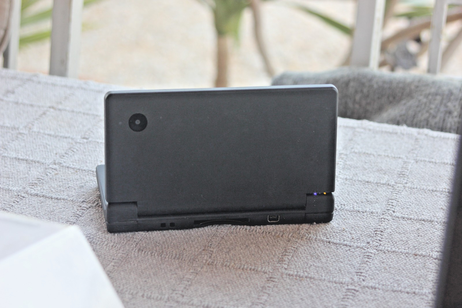 Nintendo DSi 256MB Handheld Console – Matte Black UK Charger