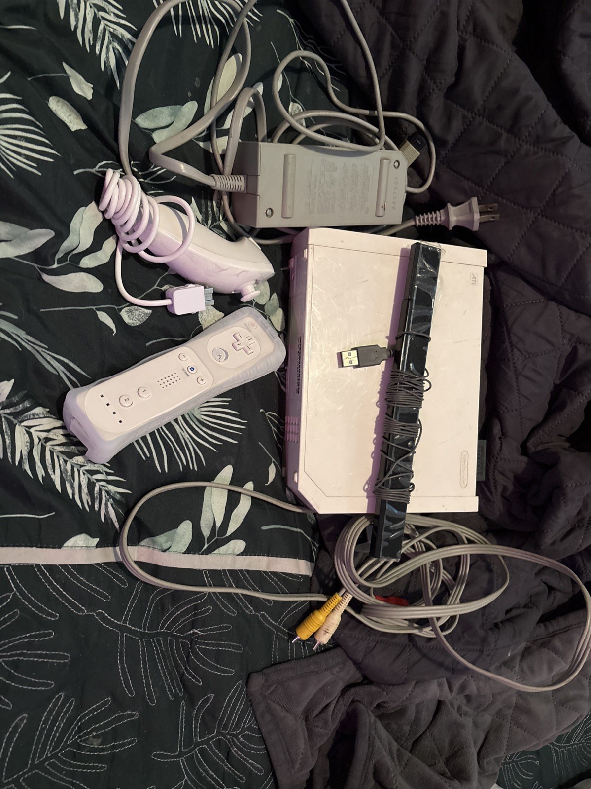 Nintendo Wii 512 MB Console- White, 2Cards, Sensor, & Controllers (TESTED WORKS)
