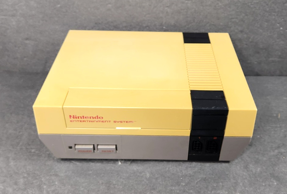 VINTAGE 1985 NINTENDO NES-001 CONTROL DECK BUNDLE MARIO GAME 2 CONTROLLERS GUN