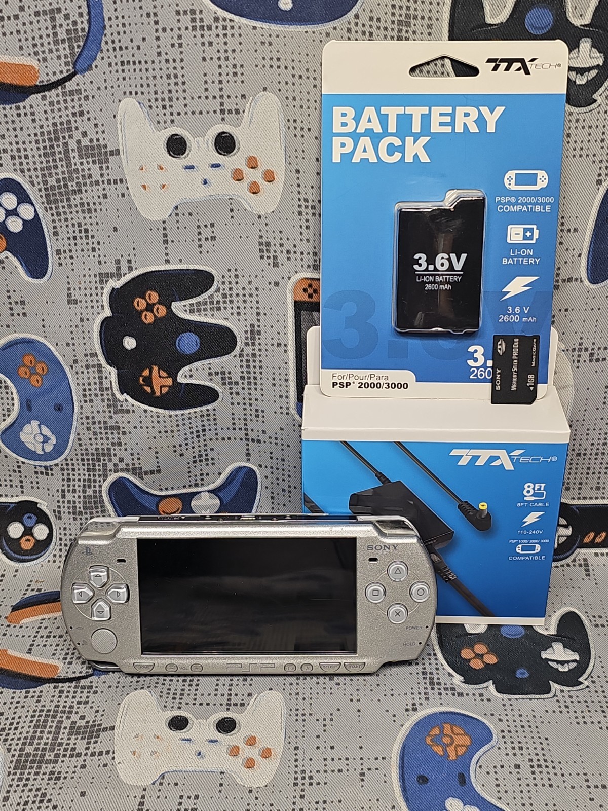 Sony Playstation PSP Portable Silver (PSP 2000) W/CHARGER/BATTERY/MEM 1GB