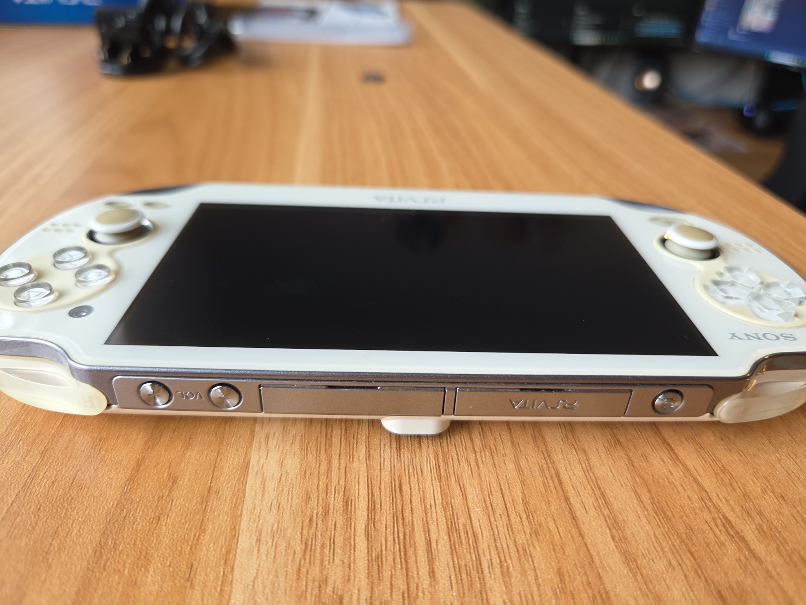 SONY PS Vita PCH-1000 Crystal white CIB W/ Charger