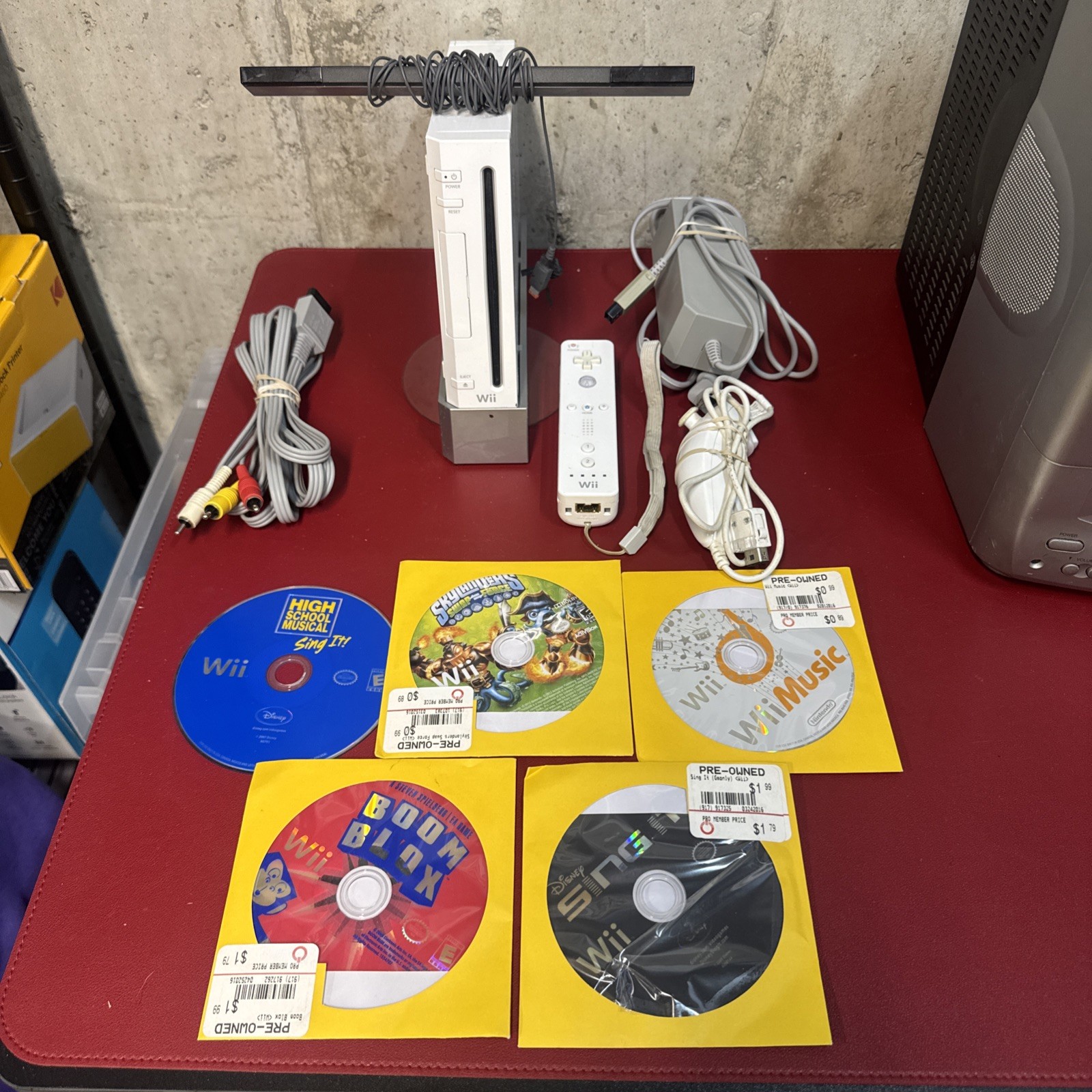 Nintendo Wii RVL-001 (USA) White Console w/ OEM Controller, Nunchuk & 5 Games
