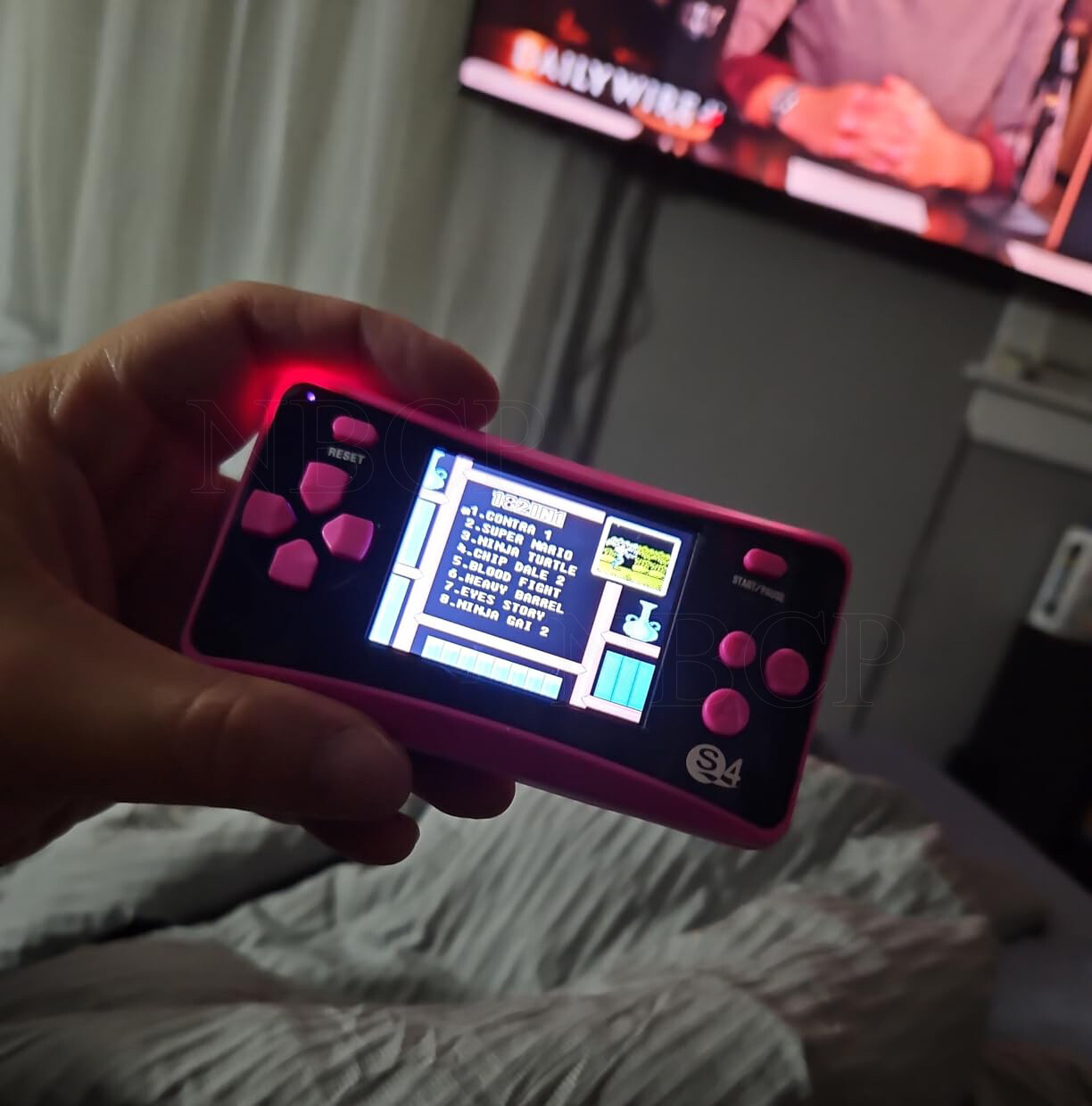 2.5 in LCD Screen Handheld Portable Retro Video Game Player Built-in 152 Games