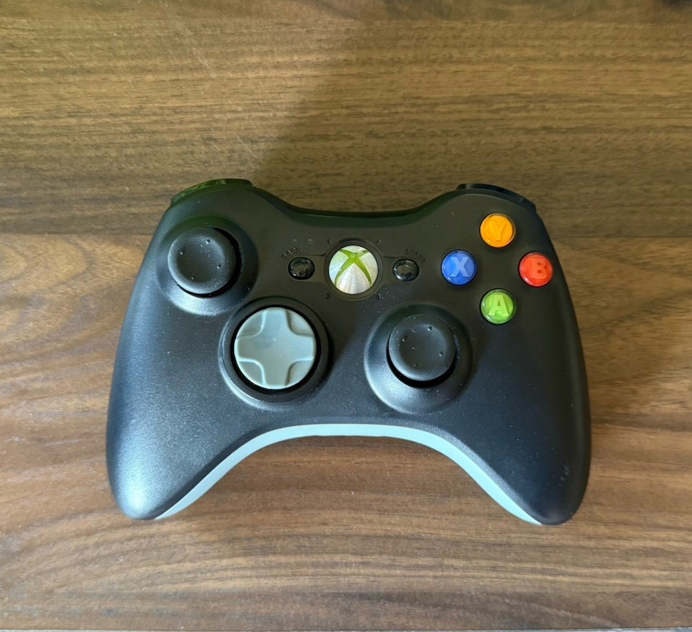 Xbox 360 Elite 120 gb – COMPLETE IN BOX – (New Thermal Paste) w/ Controller