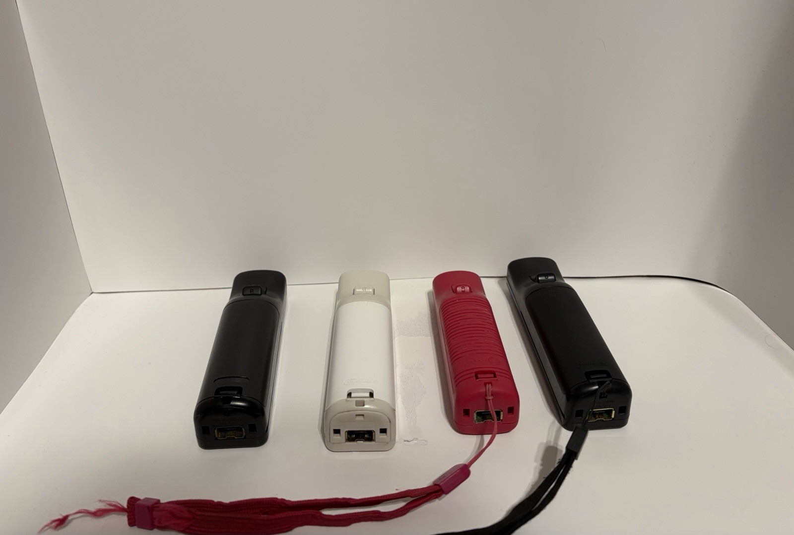 Nintendo Wii RVL-001(USA) White Console, 4 Remotes, Sensor Bar, Cables
