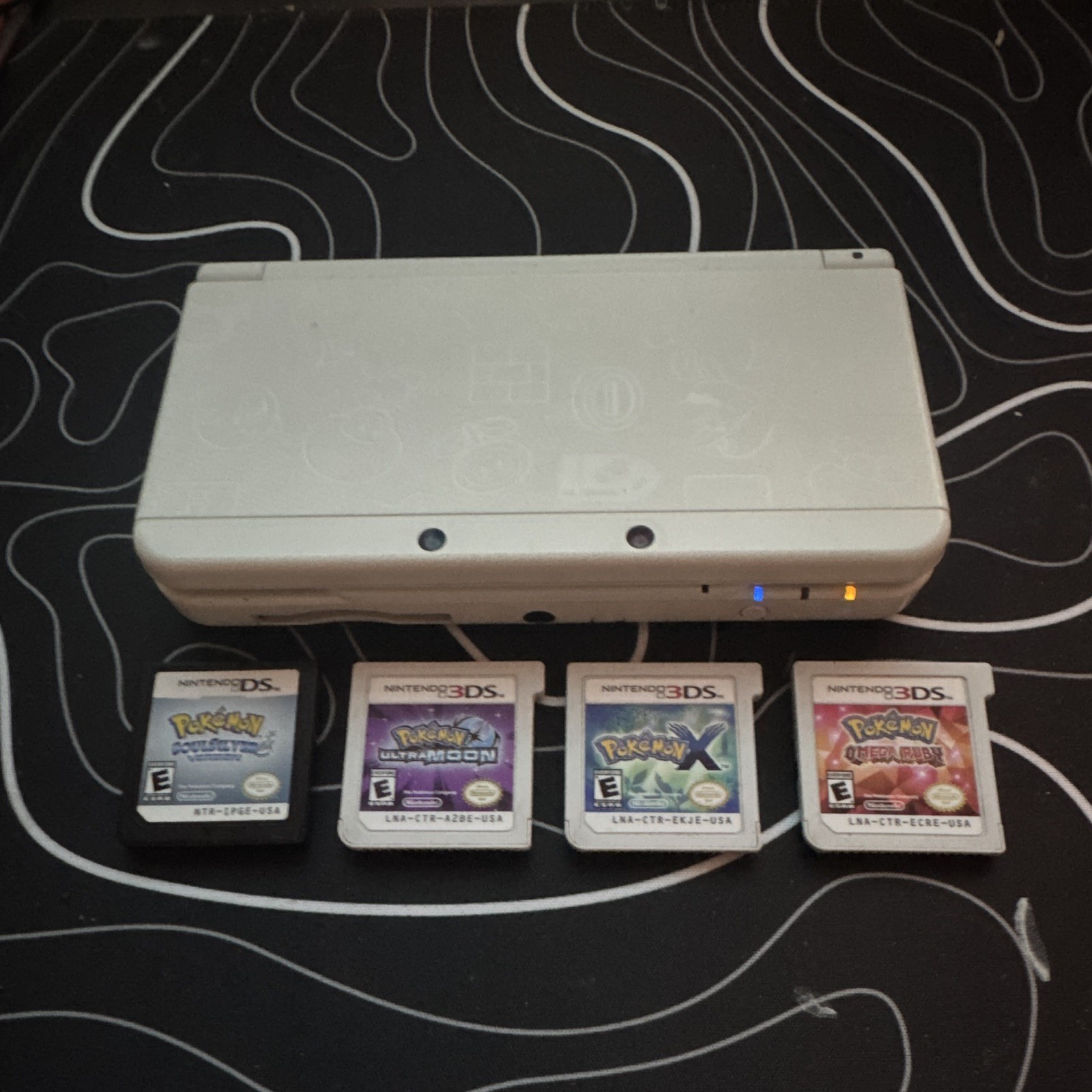 New nintendo 3ds white Mario edition excellent condition *read description*