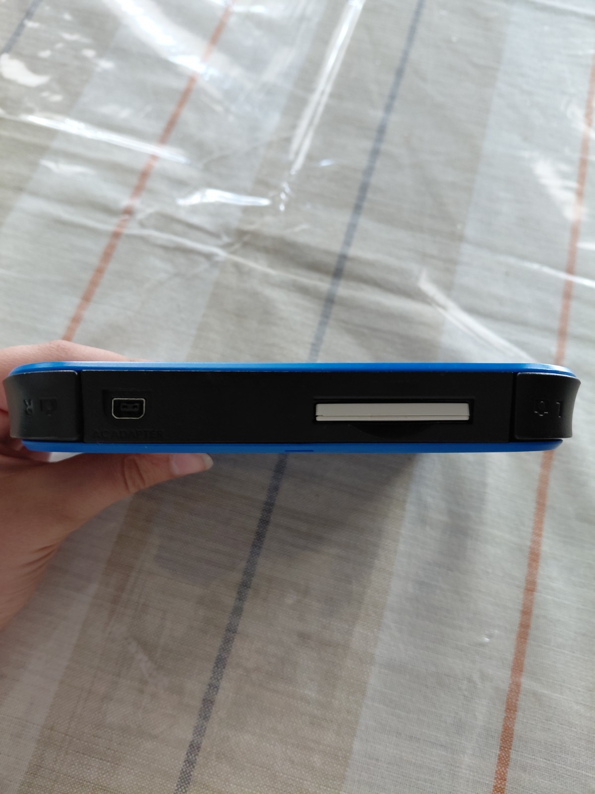 2ds with Mario cart 7 no charger, no stylus.