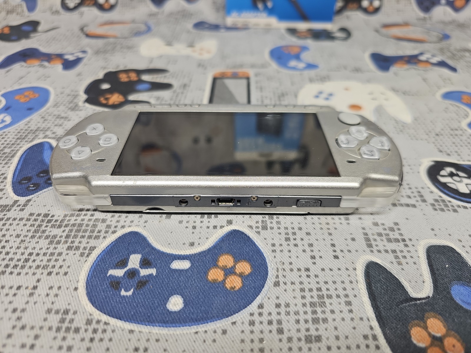 Sony Playstation PSP Portable Silver (PSP 2000) W/CHARGER/BATTERY/MEM 1GB