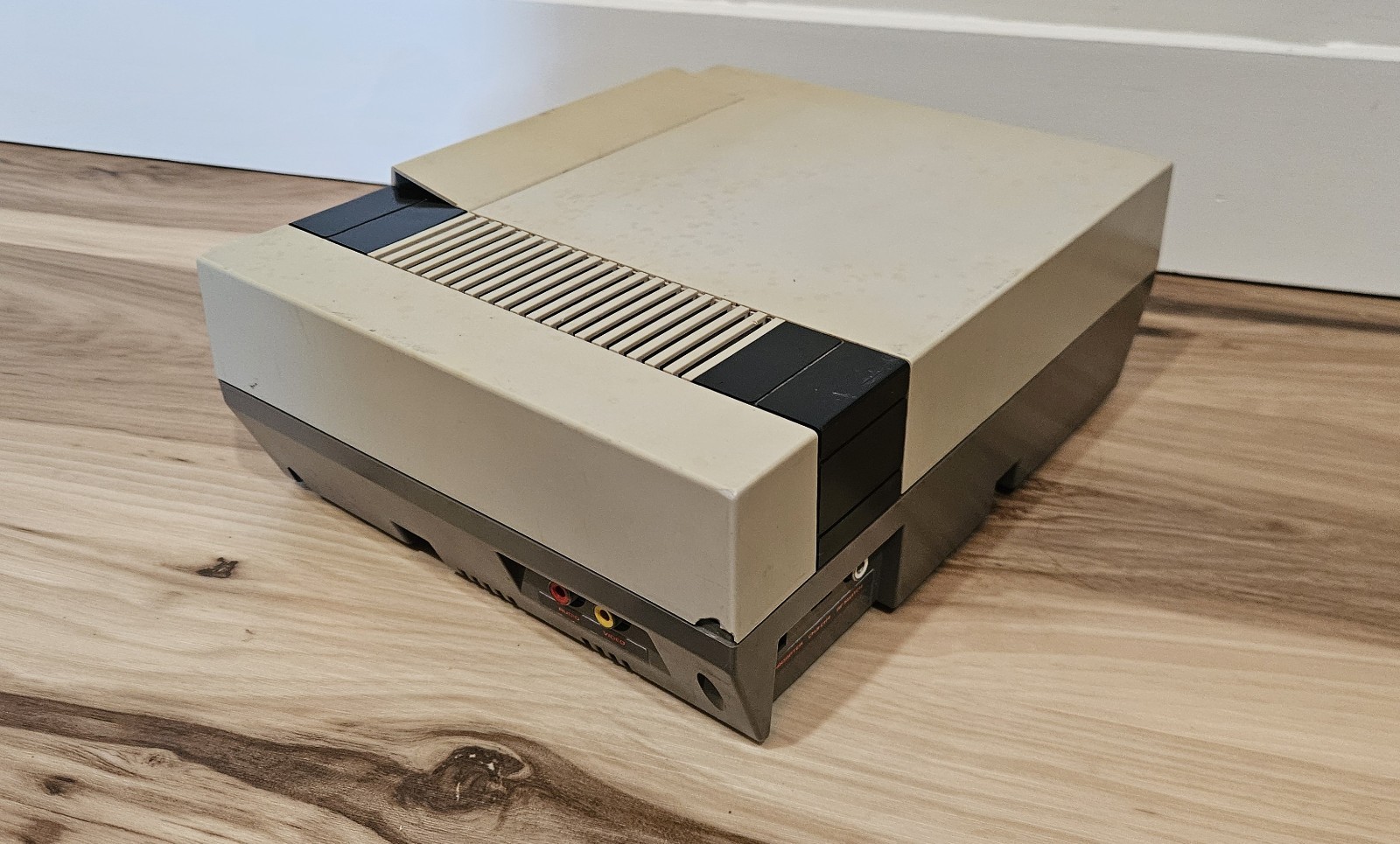 Nintendo NES-001 1985 Sometimes it works other times the red light just blinks.
