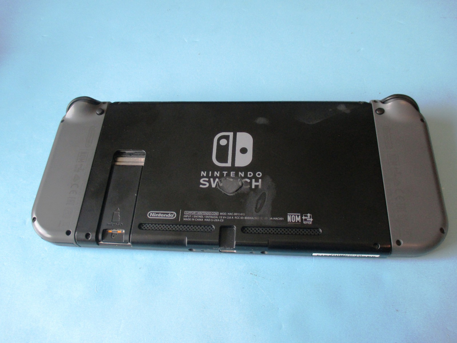 Nintendo Switch System 32GB Console w/Gray Joy-Cons +Charger + Dock & Extras