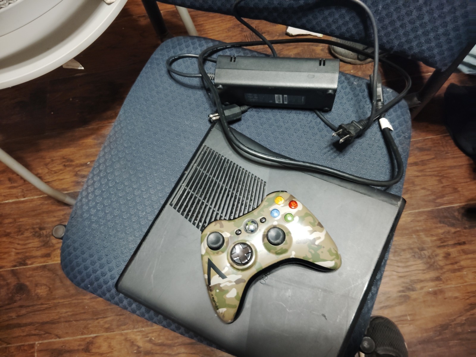 Xbox 360 Standard – Black; Great Condition; Comes With Controller and Wires