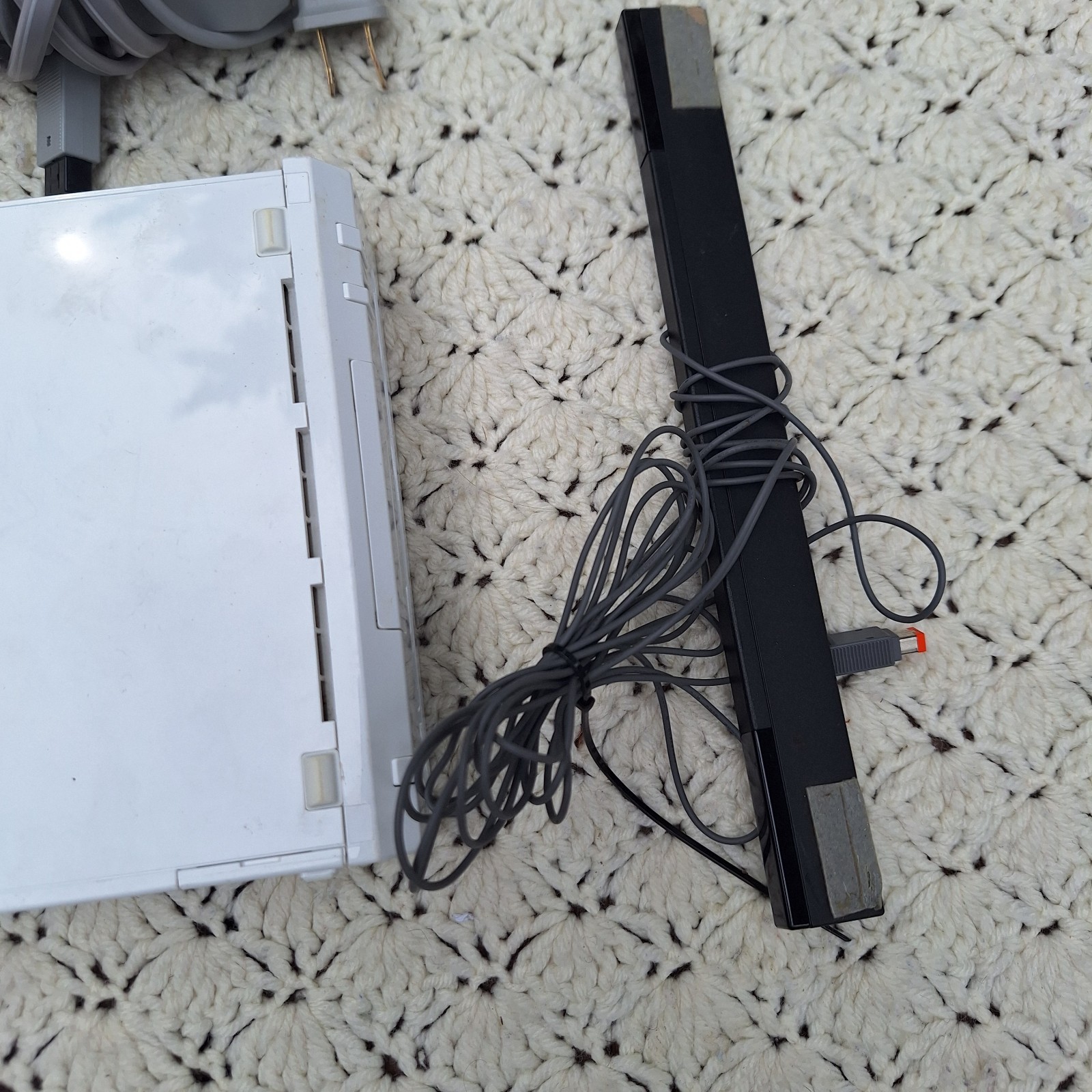 Nintendo Wii Console Complete w/ Cords Sensor Bundle RVL-001 – White