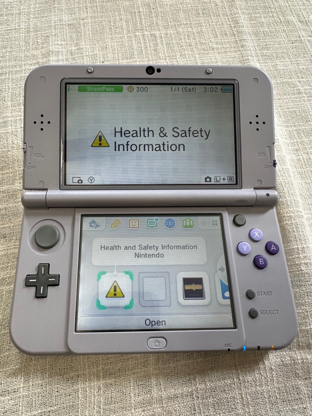 New Nintendo 3DS XL SNES Edition Gray 4 GB w/ Box and Charger