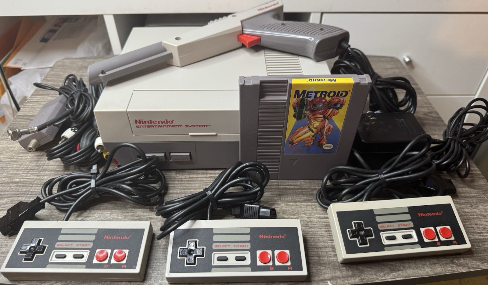 Nintendo NES Console with Extra Controller Grey Zapper and Game Tested Working