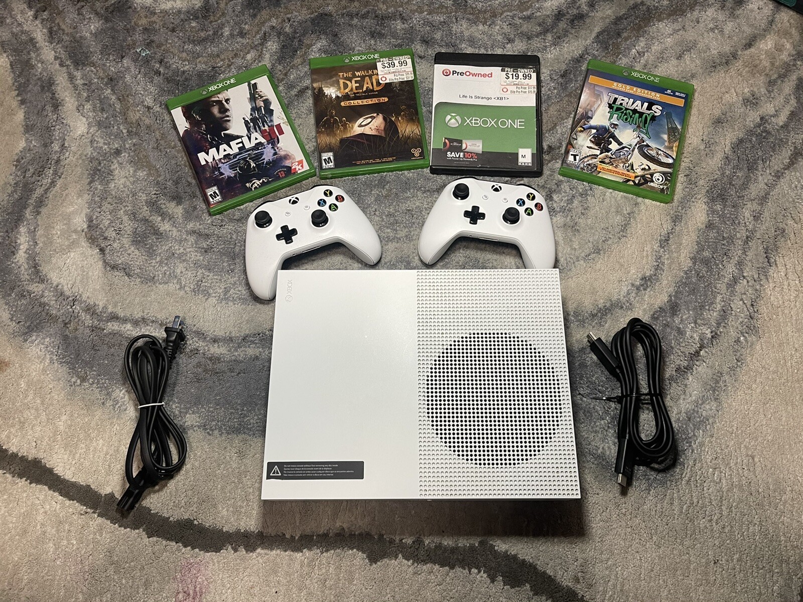 Xbox One S 500GB/ 2 Controllers / 4 Games