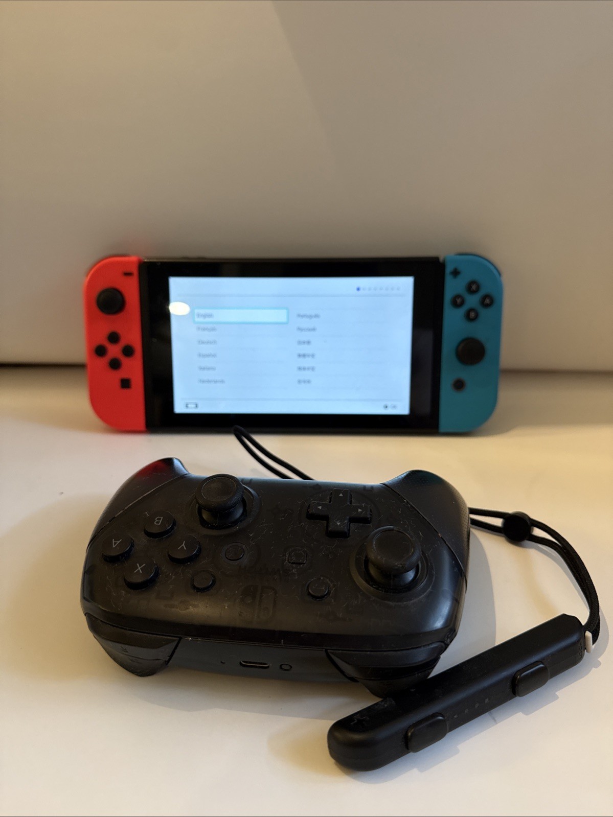 Nintendo Switch W Controller + Extra 64GB SD Card (sandisk)+ Extra Accessory.