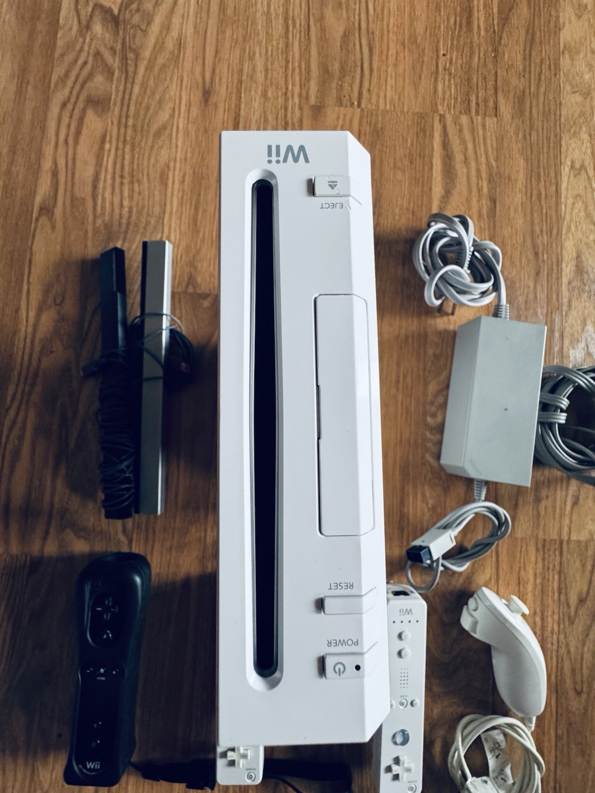 Nintendo Wii Console White RVL-001(USA) NTSC-U/C 480p w/ 2 Remotes Nunchuk