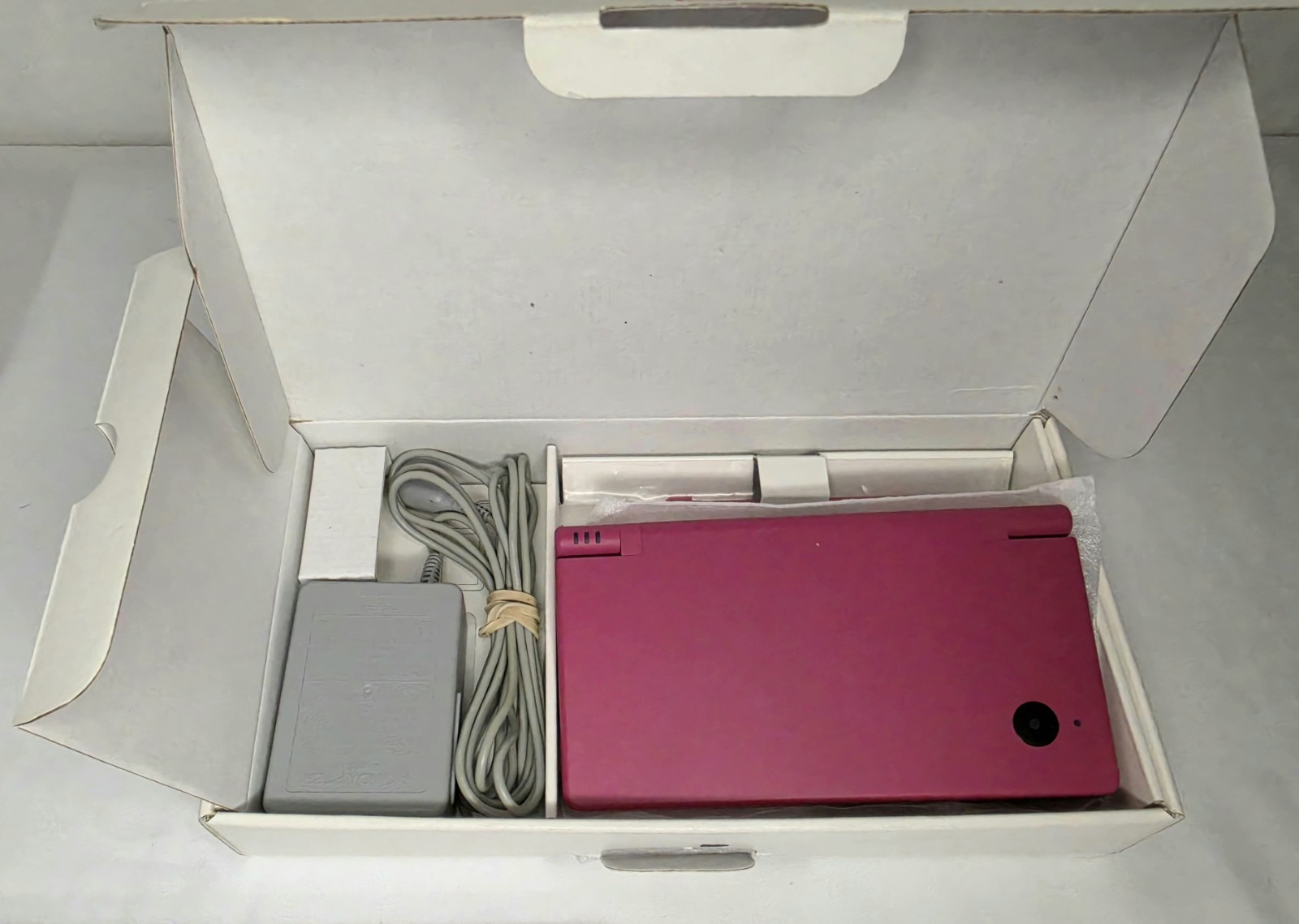 Nintendo DSi Pink Handheld Console System TWL-001(JPN) NTSC-J Wi-Fi 256MB
