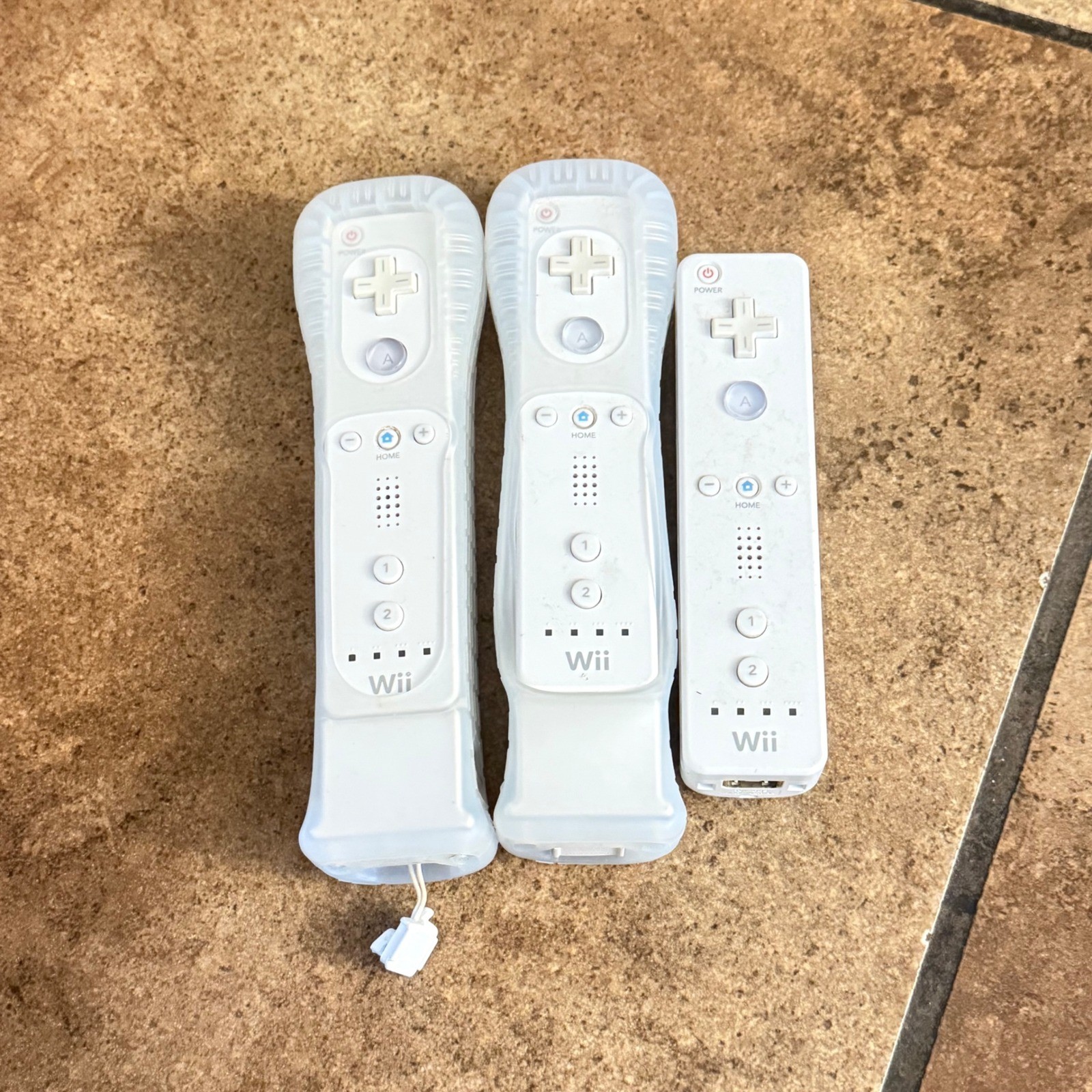 Nintendo Wii Console RVL-001 White Bundle 3 Remotes Nunchucks Microphone Memory