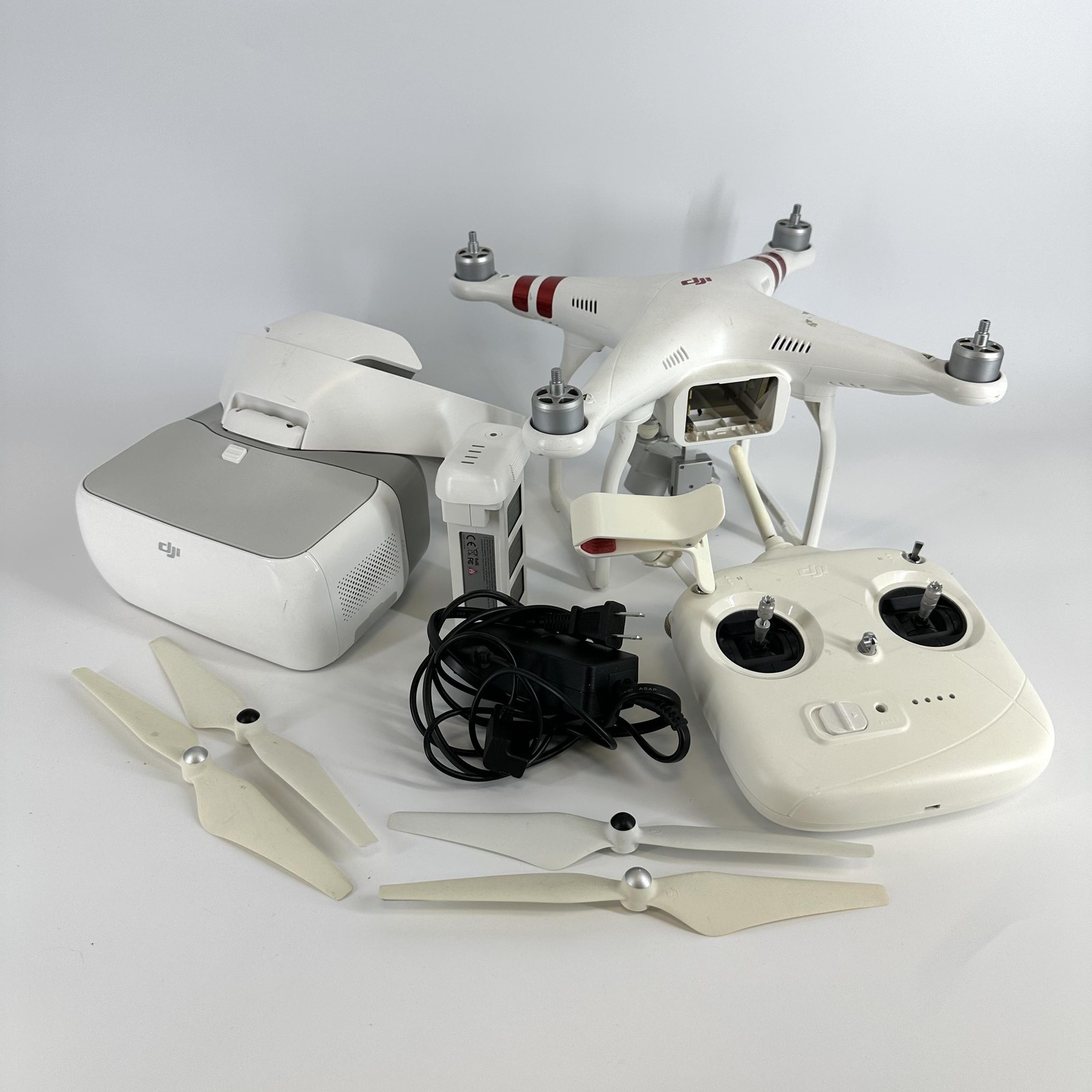 DJI Phantom 3 Standard Drone Quadcopter White w/ DJI goggles FPV – Good