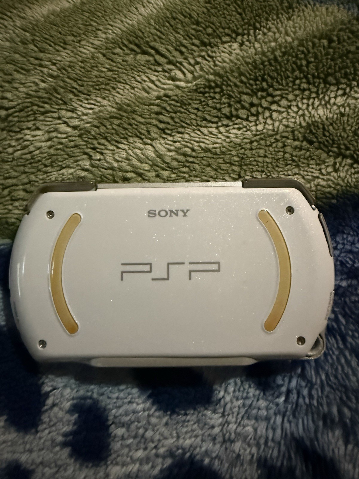 Sony PSP go Handheld System Console White with USB Connectivity