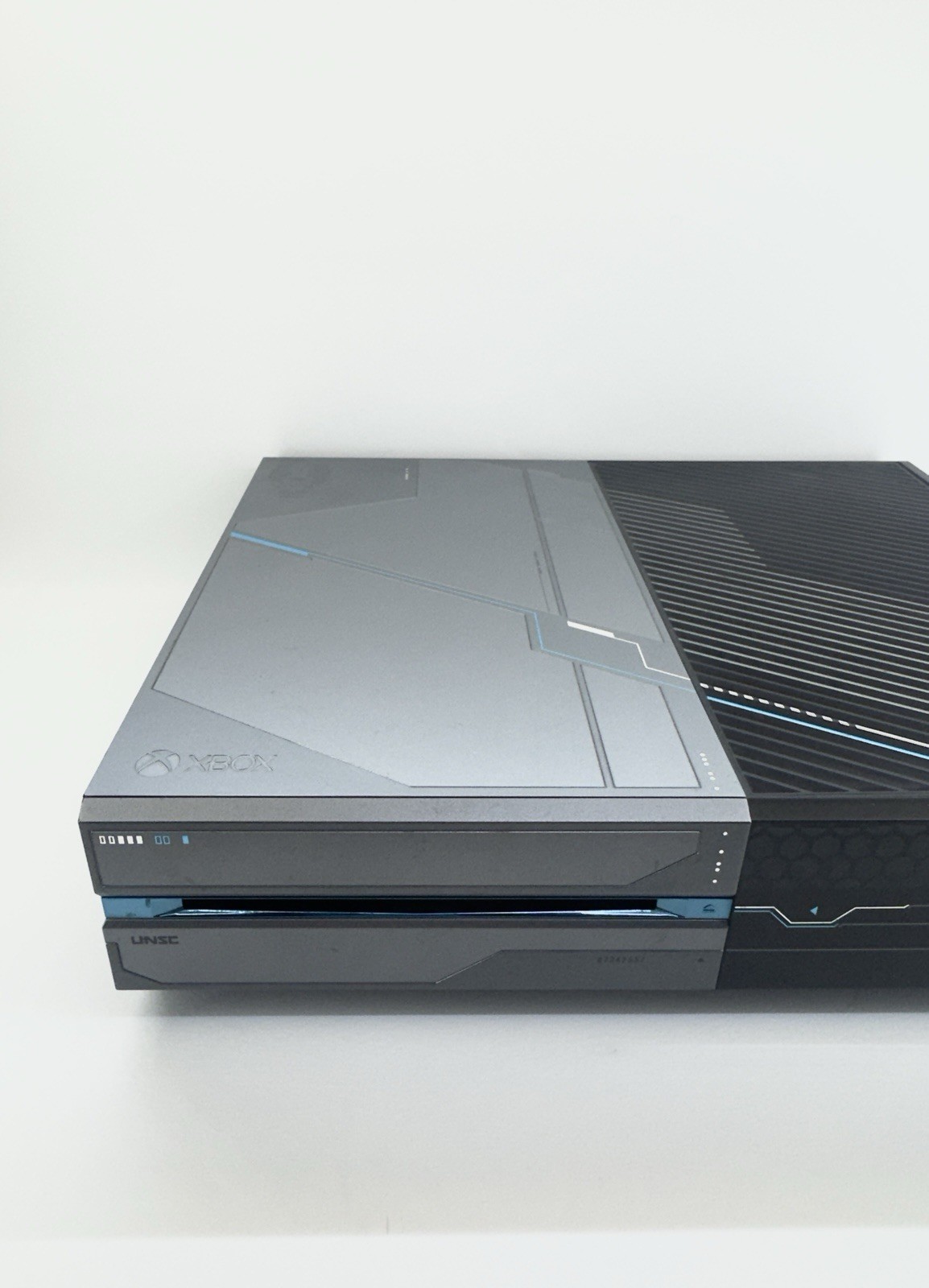 Xbox One 1TB Halo 5 Guardians Limited Edition Console + Original Controller