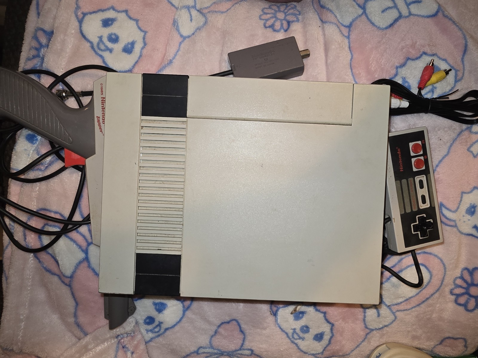 Nintendo NES-001 Entertainment System Console Bundle w/ Controller Zapper AV/RF