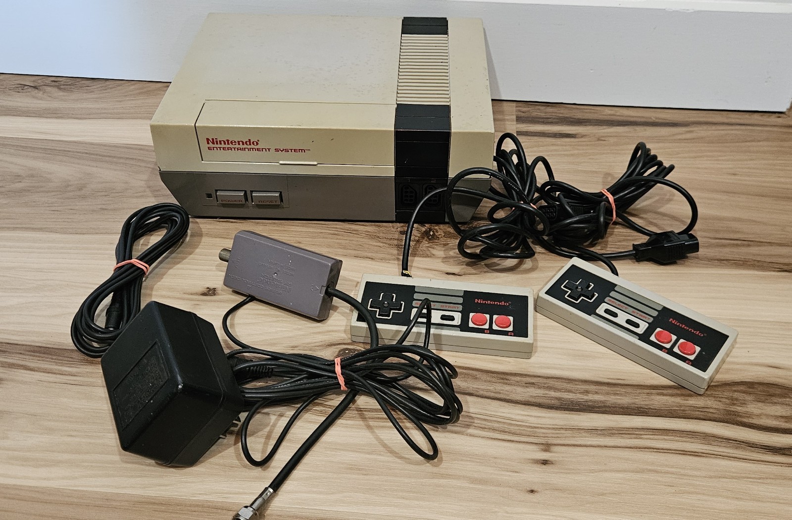 Nintendo NES-001 1985 Sometimes it works other times the red light just blinks.