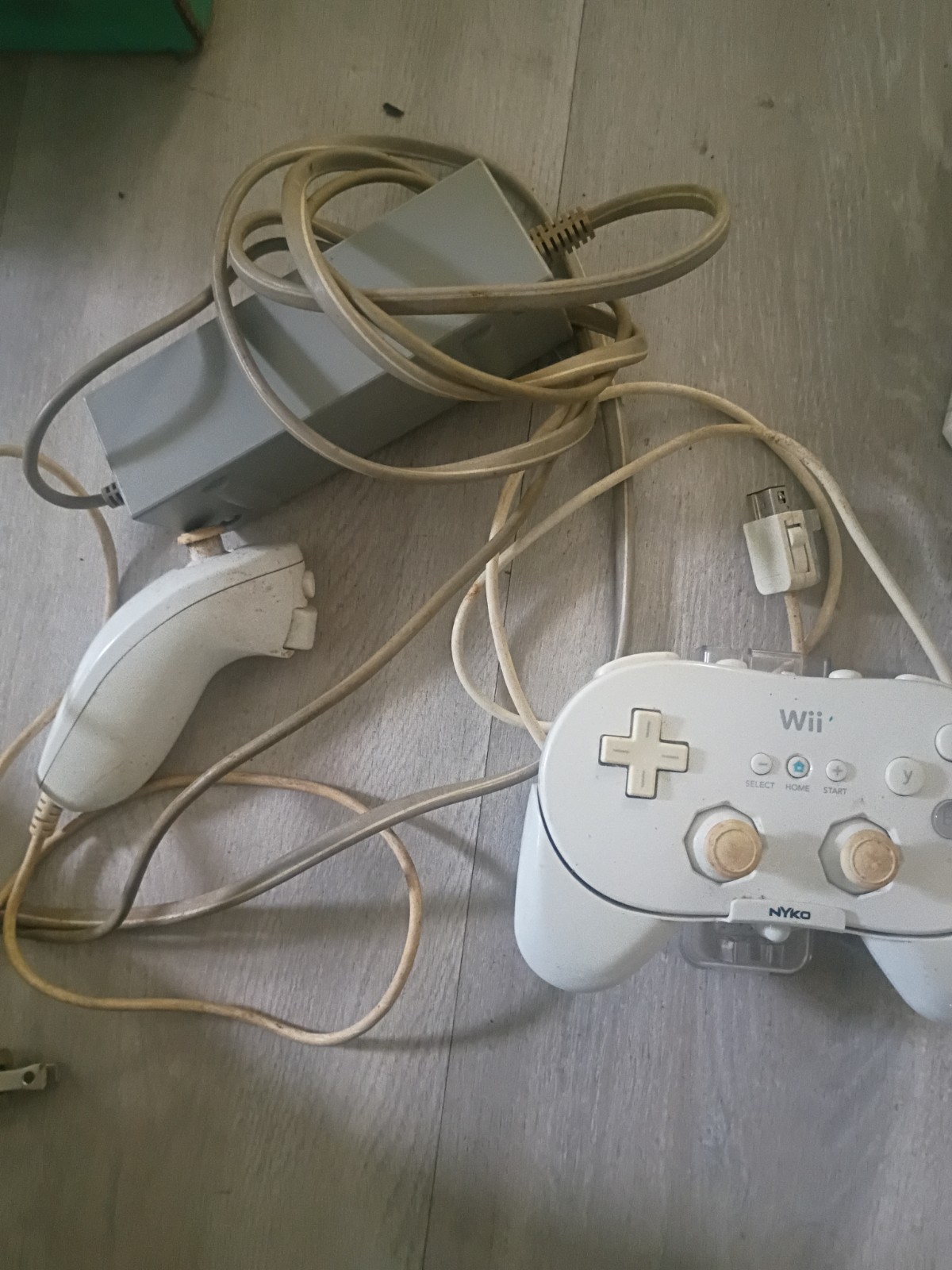 Nintendo Wii RVL-001(USA) White Console Bundle with Controllers, Accessories