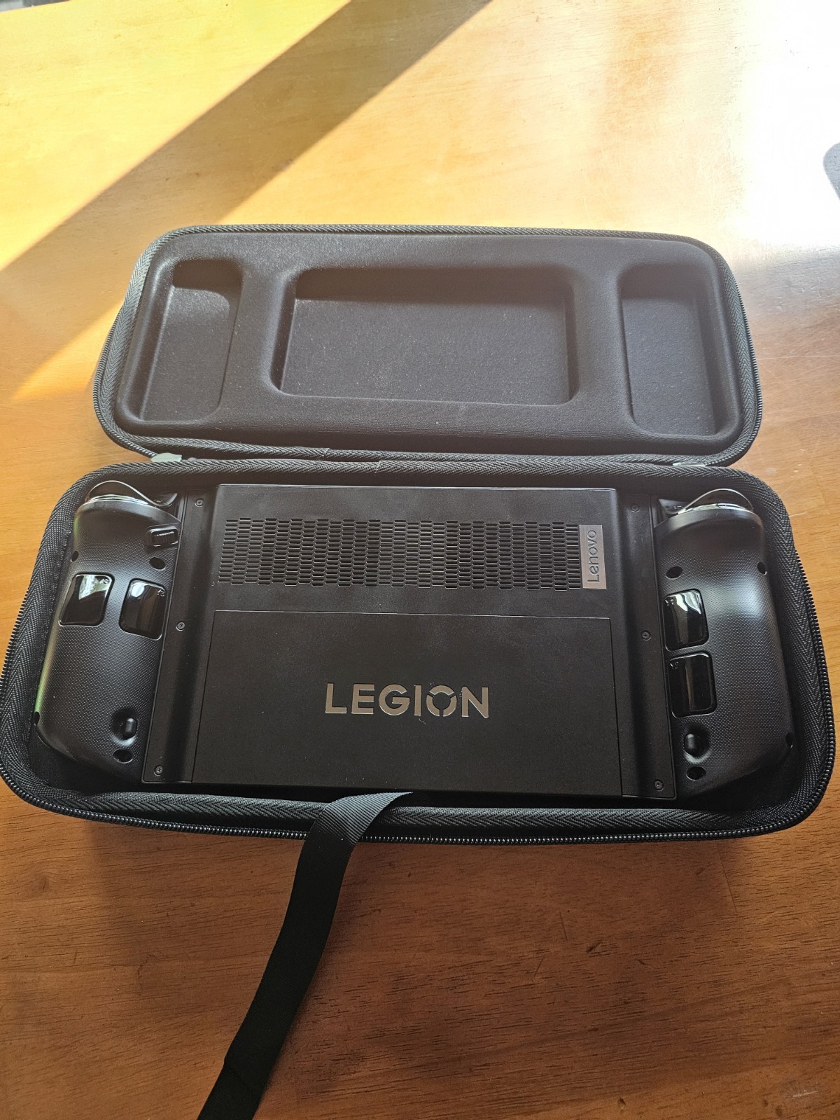 Lenovo Legion Go 512GB BUNDLE – Case + FPS Base + 256GB SD