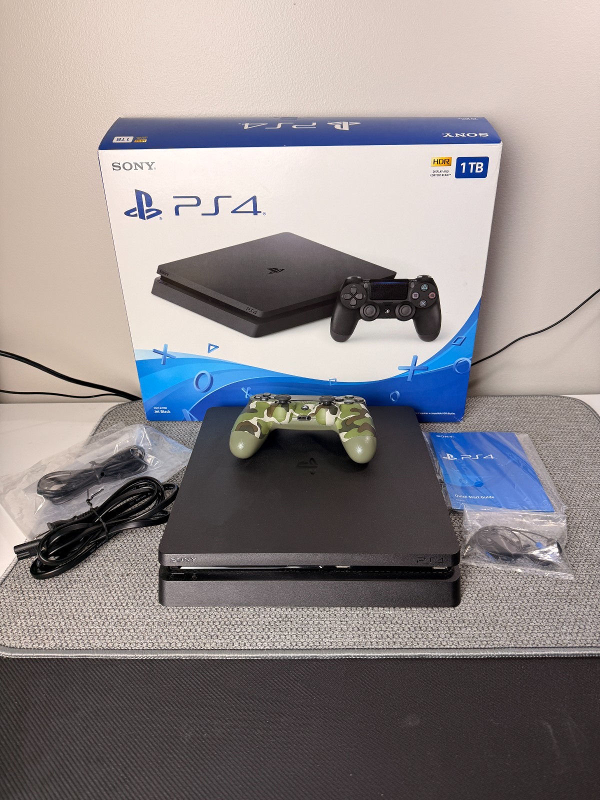Sony PlayStation 4 Slim Disc Edition Model CUH-2215B w/ Box & Manuals!