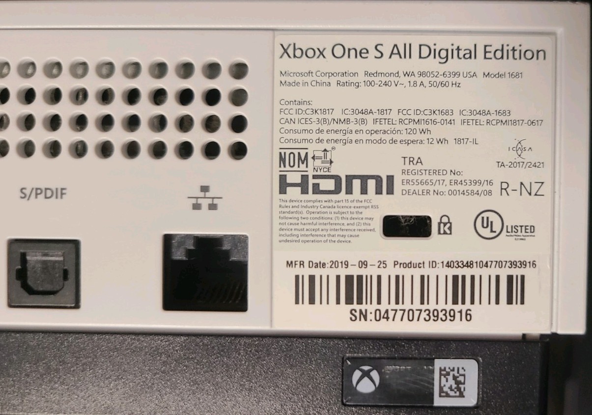 Bundle Xbox One S 1TB Digital Console Bundle – 4 Controllers – Cords – TESTED