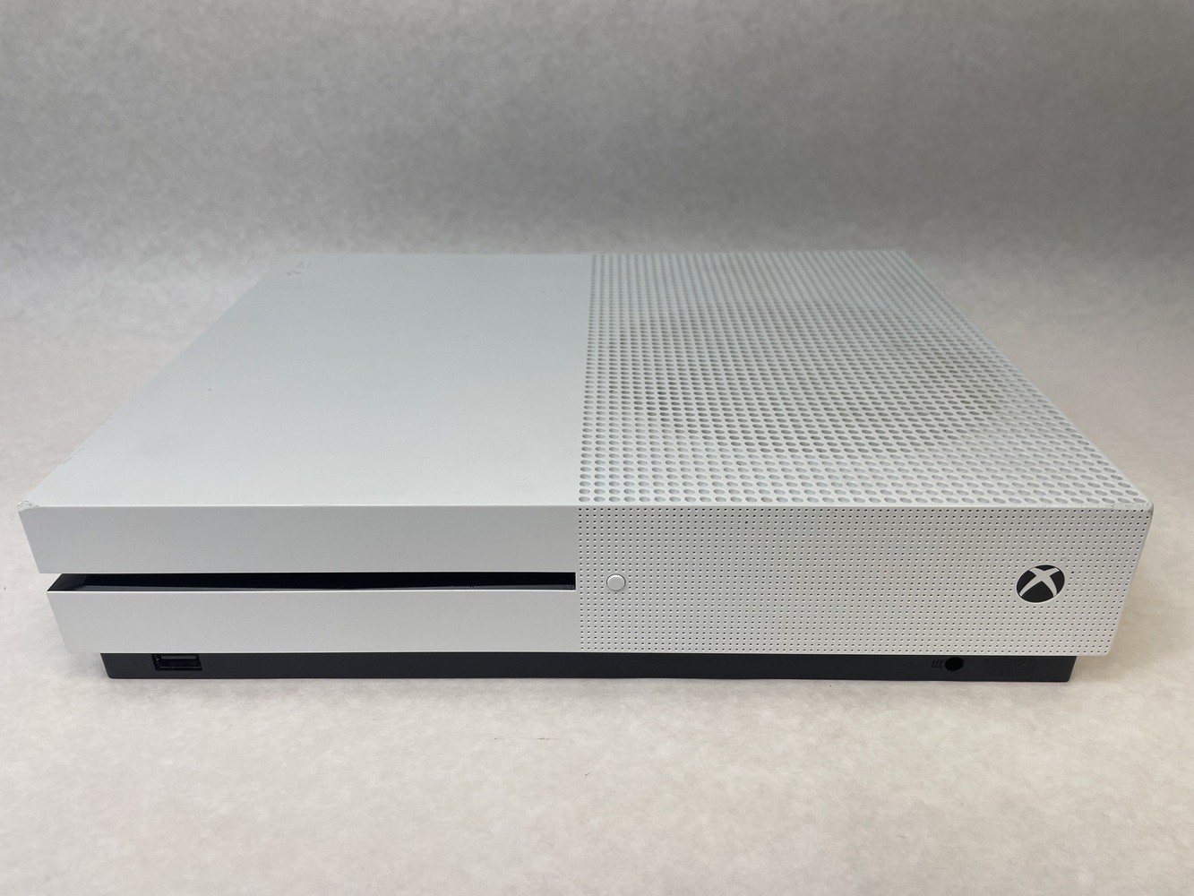 Microsoft Xbox One S (FOR PARTS ONLY – POWER BUTTON UNRESPONSIVE)