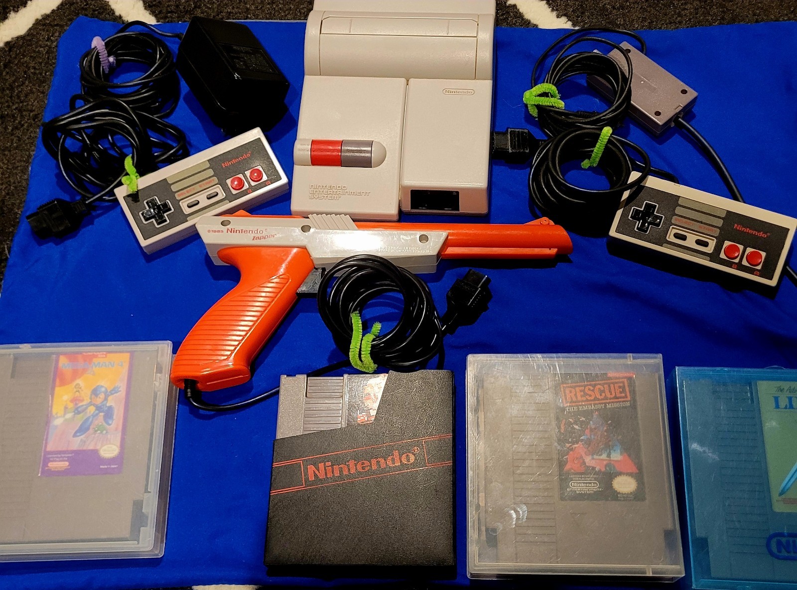 Nintendo Nes Top Loader Console Bundle 4 Games Two Controllers & One Zapper Gun