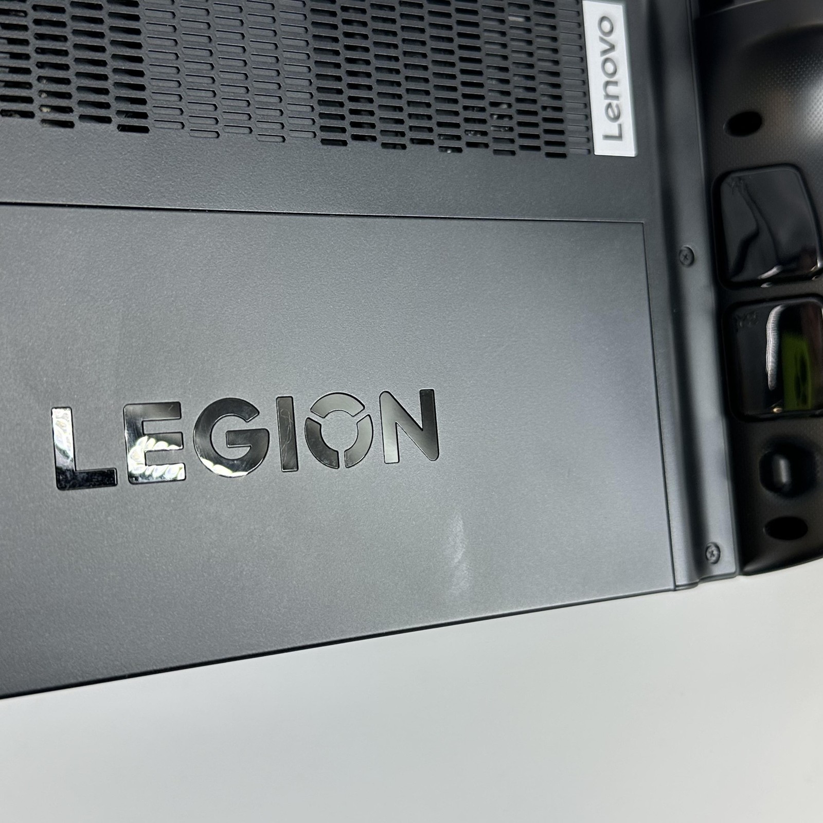 Lenovo Legion Go AMD Ryzen Z1 Extreme 16GB 1TB – Very Good w/ Light White Spots