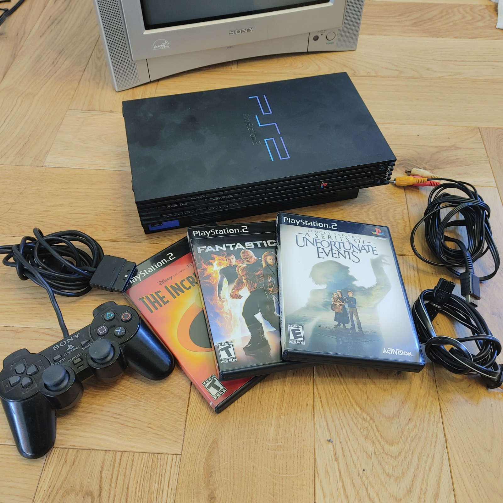 Sony PlayStation 2 PS2 Console SCPH-39001 w/ Cables Games & Controller