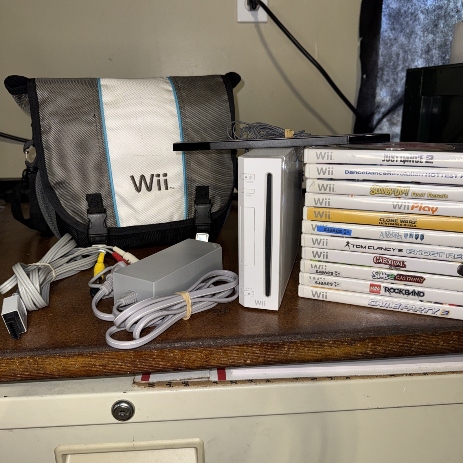 Nintendo Wii RVL-001 GameCube Compatible Console W/ Wii Bag W/ 12 Games Tested