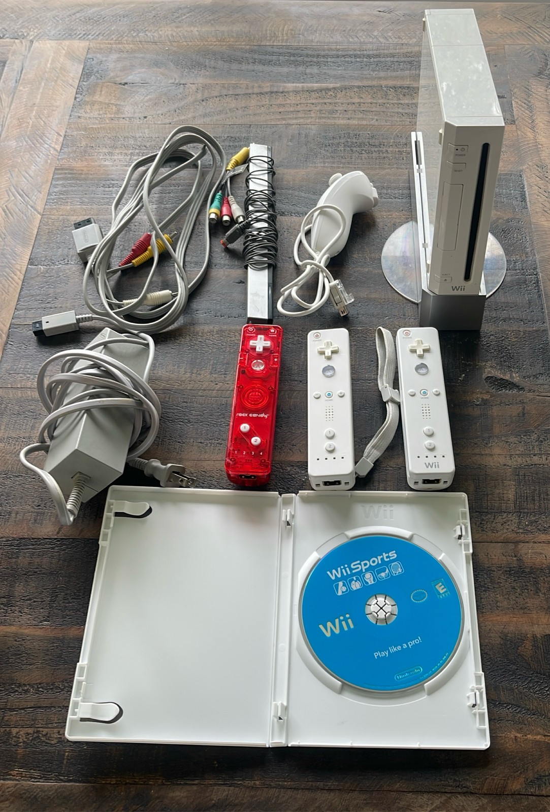 Nintendo Wii RVL-001 White Console Bundle 3 Controllers Nunchuck Wii Sports