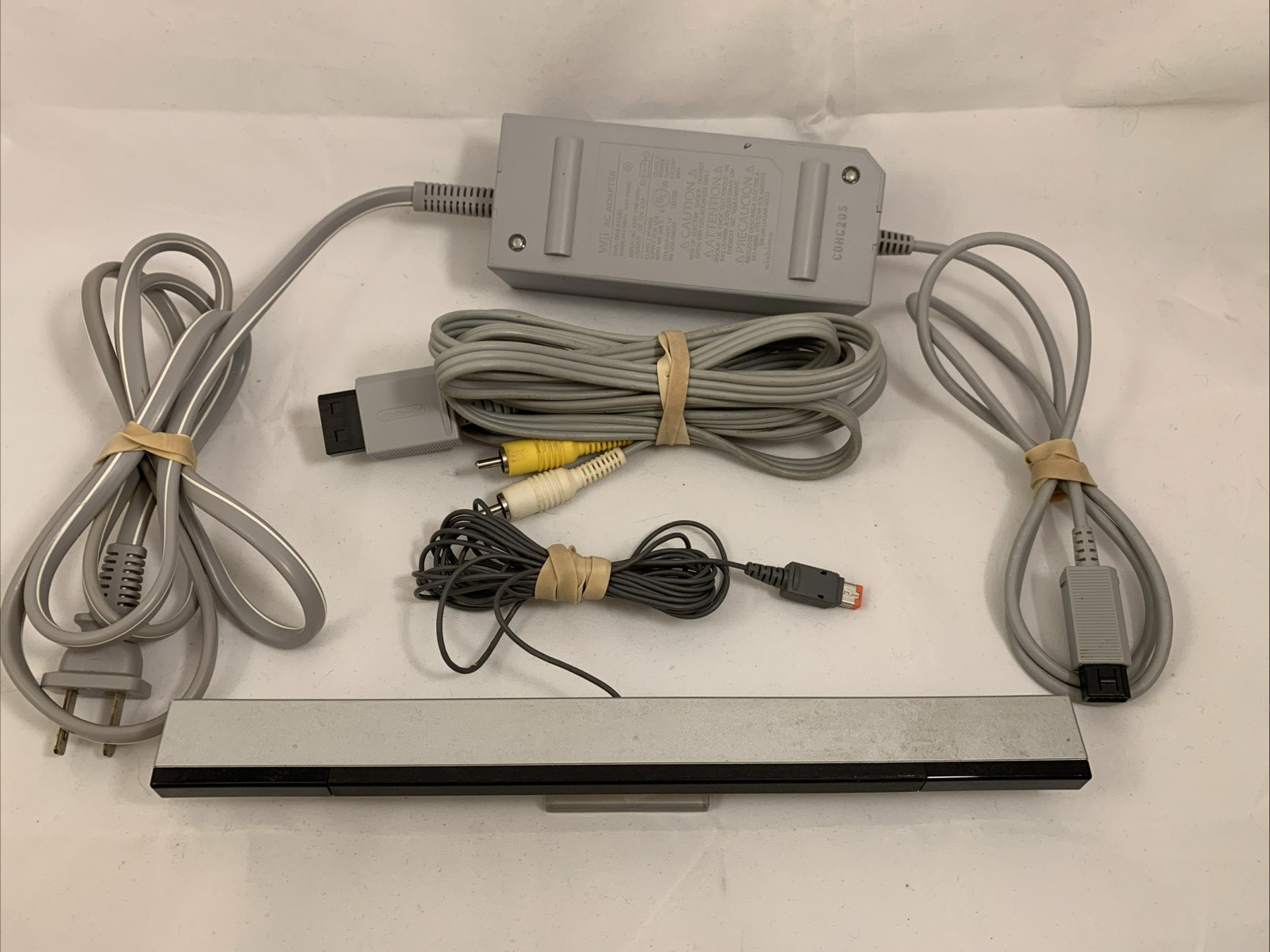 Nintendo Wii Console 4 Games All Cords 1 Wii Control 1 Nunchuk RVL-001 (USA)